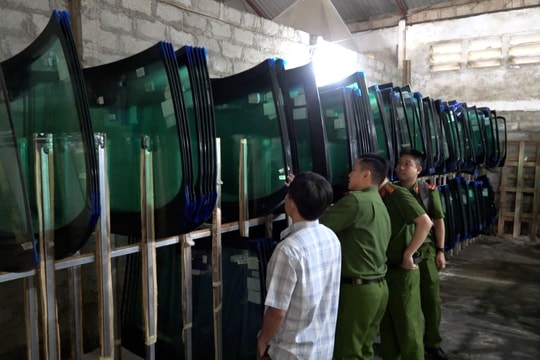 Triệt phá đường dây sản xuất, buôn bán kính xe ô tô giả nhãn hiệu của nhiều hãng nổi tiếng