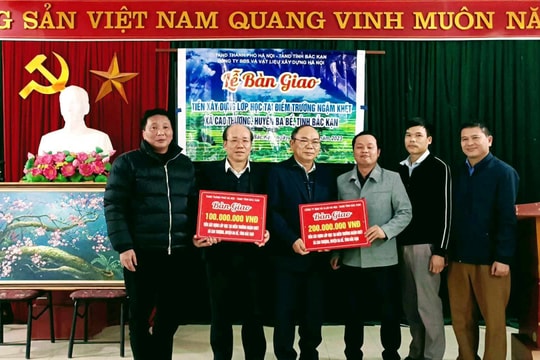 Tòa án Hà Nội, Bắc Kạn trao tặng 300 triệu đồng cho điểm trường Ngạm Khét
