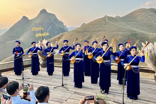 Du khách “nô nức” đến lễ hội đồi cỏ cháy Ba Quáng