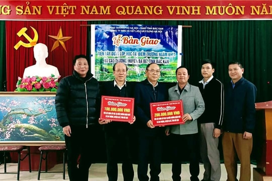 Tòa án Hà Nội, Bắc Kạn trao tặng 300 triệu đồng cho điểm trường Ngạm Khét