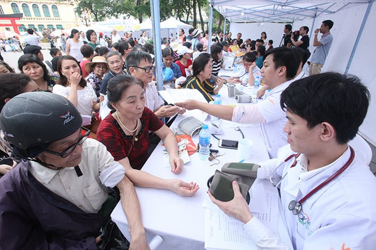 Khám sàng lọc miễn phí bệnh về phổi cho hơn 3.000 người dân Thủ đô