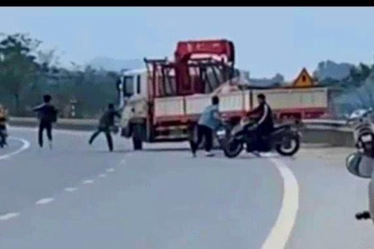 Nhóm thanh niên đập phá xe tải trên quốc lộ