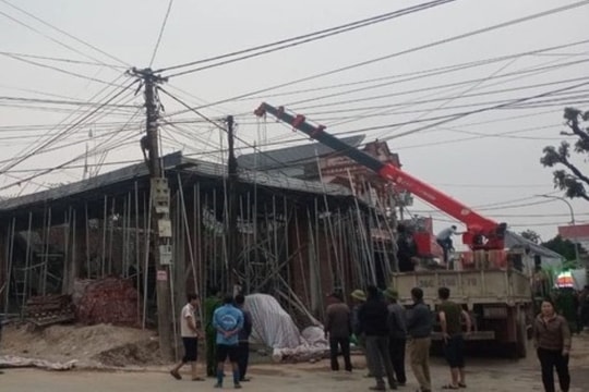 Sập sàn bê tông, một người bị vùi lấp