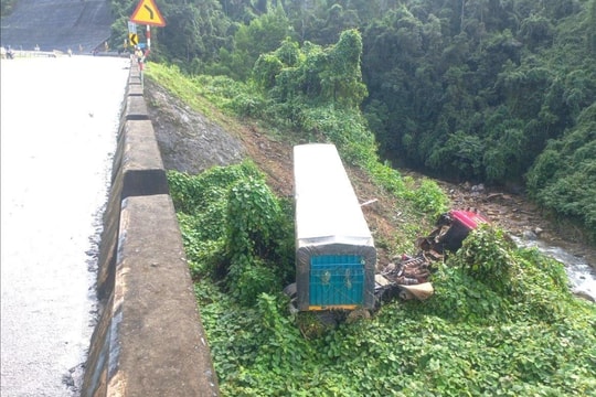 Xe đầu kéo rơi xuống vực trên cao tốc La Sơn - Túy Loan