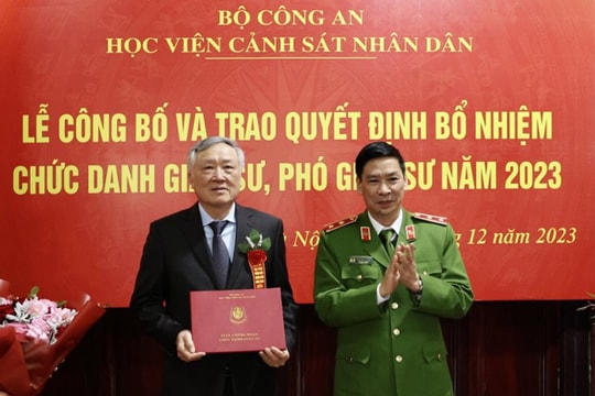 Trao quyết định bổ nhiệm chức danh Giáo sư cho Tiến sĩ Nguyễn Hòa Bình