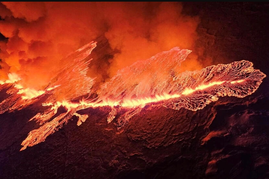 Iceland: Núi lửa phun trào ở phía Nam Reykjavik sau nhiều tuần hoạt động địa chấn