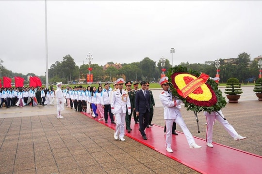 Đại biểu Đại hội sinh viên Việt Nam báo công với Bác