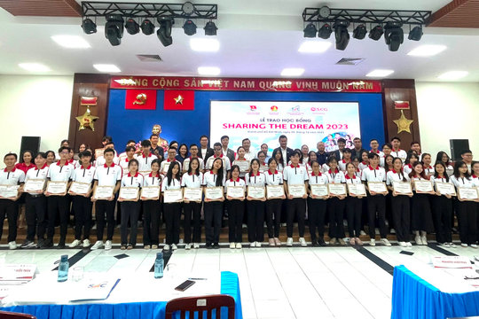 Trao 200 suất học bổng cho học sinh, sinh viên khó khăn
