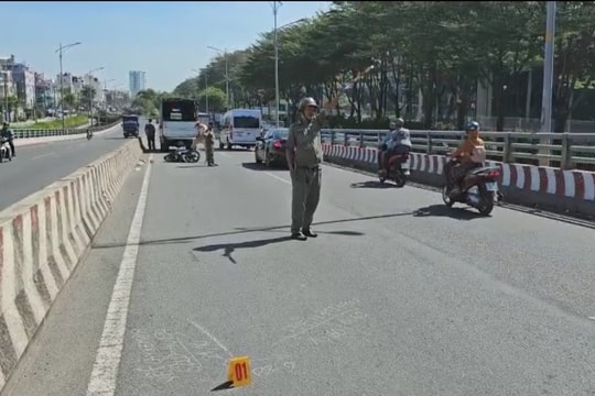 4 người nhập viện sau tai nạn với ô tô