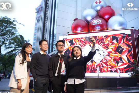 Techcombank làm sáng không gian với trang trí giáng sinh tại hai tòa nhà