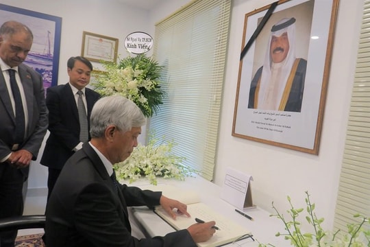 Phó Chủ tịch UBND TPHCM Võ Văn Hoan viếng Quốc vương Sheikh Nawaf Al-Jaber Al-Sabah