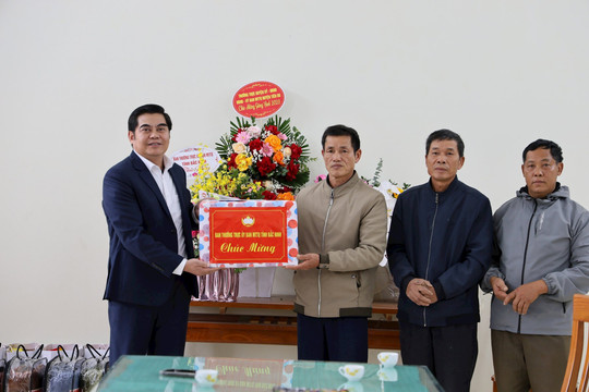 Ủy ban MTTQ tỉnh Bắc Ninh thăm và tặng quà đồng bào Công giáo nhân dịp Lễ Giáng sinh