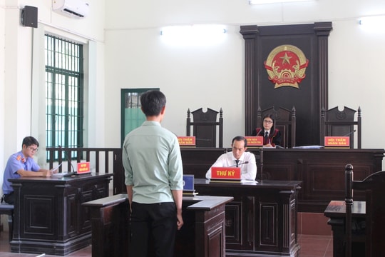 Không chấp hành đo nồng độ cồn, đánh Cảnh sát giao thông