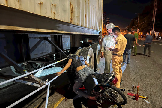 Xe máy tông hông container, hai người thương vong