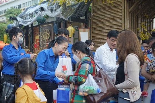 Trao hơn 22.000 phần quà cho các đối tượng chính sách dịp Tết Nguyên đán