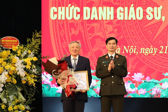 Trao quyết định bổ nhiệm chức danh Giáo sư cho Chánh án TANDTC Nguyễn Hòa Bình