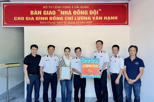 Hải quân Vùng 5 trao tặng nhà đồng đội cho quân nhân có hoàn cảnh khó khăn