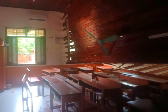 Trần gỗ lớp học bất ngờ đổ sập khiến nhiều học sinh bị thương