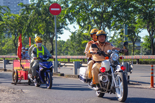 CSGT ra quân thu dọn đinh trên Quốc lộ 1