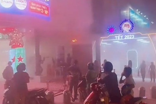 Cháy bếp ăn siêu thị, 1.000 người thoát nạn