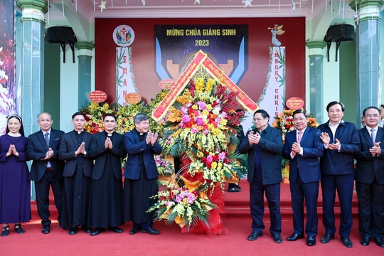 Thủ tướng chuyển lời chúc mừng Giáng sinh của Tổng Bí thư Nguyễn Phú Trọng tới đồng bào Công giáo