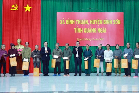 Chủ tịch nước Võ Văn Thưởng tặng quà các gia đình chính sách, hộ nghèo ở Quảng Ngãi