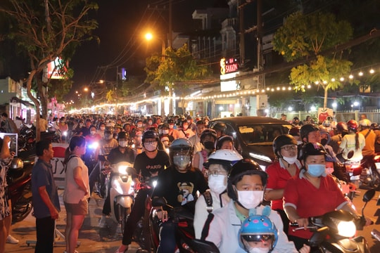  TP.HCM: Dòng người đổ về xóm đạo chơi Noel, đường sá chật kín