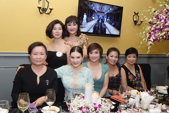 Lý Nhã Kỳ mở tiệc giáng sinh theo phong cách quý tộc