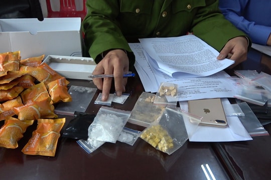 Thu giữ nhiều ma túy được đặt trong hộp điện thoại