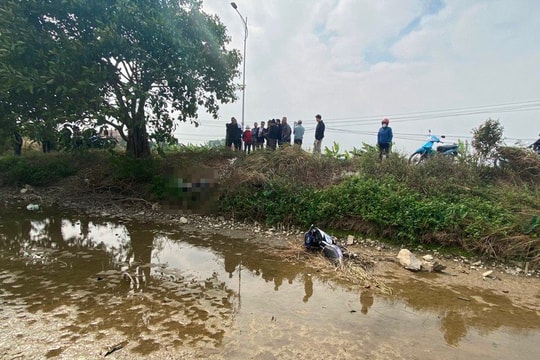 Phát hiện thi thể nam giới dưới mương nước ở Hà Nam