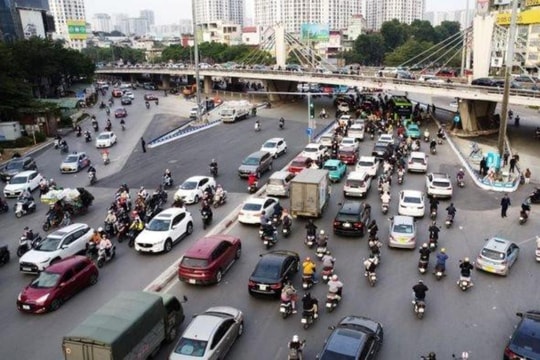 Hà Nội: Phân luồng lại nút giao Ngã Tư Sở, người dân lúng túng đi ngược chiều