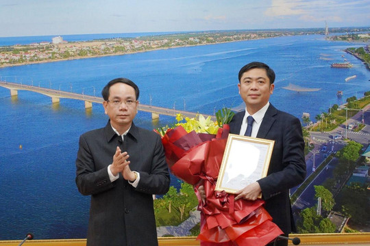 Quảng Bình: Trao các quyết định của Chủ tịch UBND tỉnh về công tác cán bộ