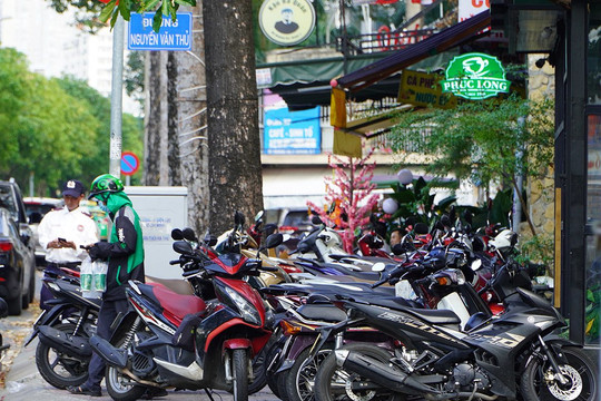 Phí sử dụng lòng đường, hè phố tại TP. HCM thế nào