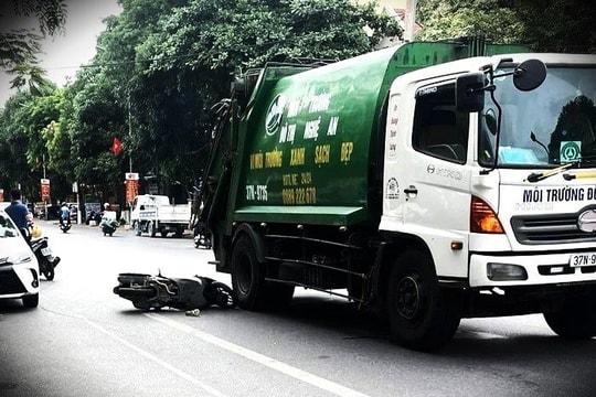 Lái xe chở rác gây tai nạn khiến nữ sinh tử vong