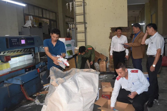 Đắk Lắk: Tiêu hủy gần 1.000 cuốn sách giáo khoa không rõ nguồn gốc