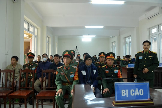 Phan Quốc Việt cùng nhiều cựu cán bộ Học viện Quân y hầu tòa trong vụ Việt Á