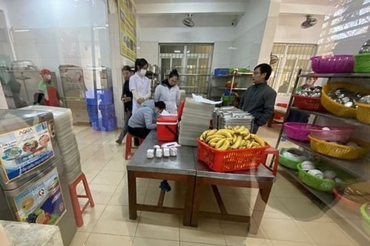 Vụ học sinh nhập viện sau bữa ăn trưa: Phải chờ kết quả giám định