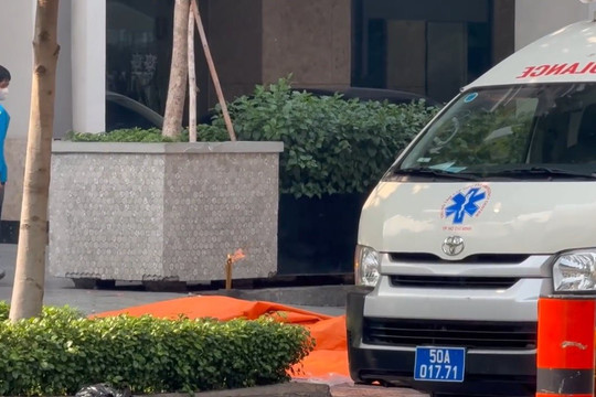 Nam trung niên rơi từ tầng cao Đại học Kinh tế TP. HCM