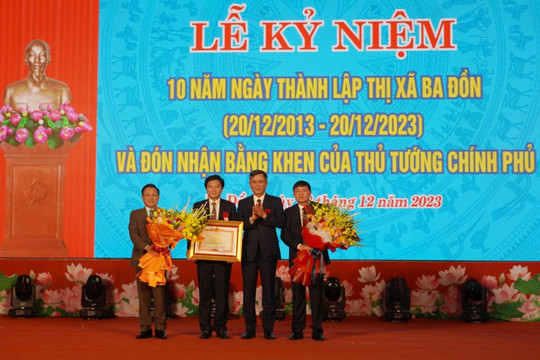 Thị xã Ba Đồn kỷ niệm 10 năm thành lập và đón nhận Bằng khen của Thủ tướng Chính phủ