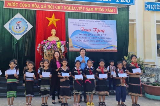 Kon Tum: Học sinh DTTS được tặng thẻ Bảo hiểm y tế