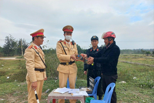 Nhiều người dân tự nguyện giao nộp vũ khí và pháo cho lực lượng CSGT