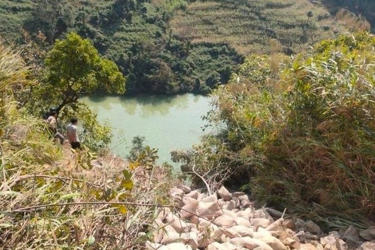Hà Giang: Xe tải trượt bánh rơi xuống lòng hồ, tài xế mất tích