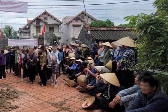 Nhóm đối tượng tập trung đông người, gây rối trước cổng UBND xã