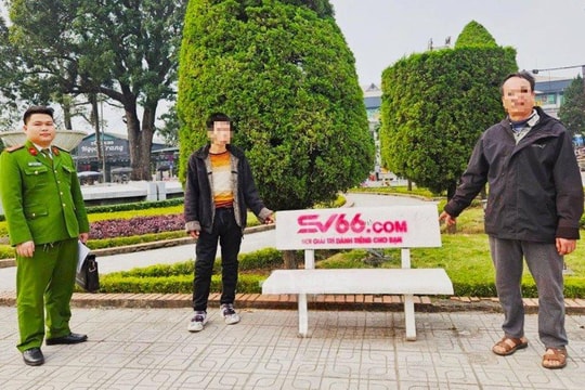 Thái Nguyên: Bắt 2 đối tượng xịt sơn quảng cáo trang web cá độ lên ghế đá công cộng