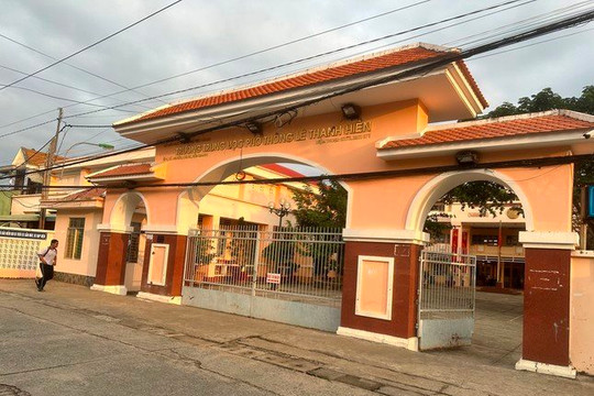 Học sinh lớp 12 dùng dao đâm chết người tại cổng trường