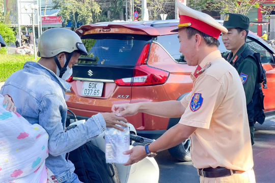 CSGT phát nước và khăn lạnh miễn phí trên QL20 cho người dân về quê nghỉ Tết