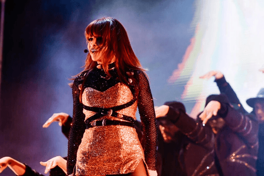 Ca sĩ Paula Abdul tố cáo nhà sản xuất chương trình "American Idol" tấn công tình dục