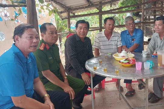 Chết lặng khi thấy hai con đuối nước trong vuông tôm sau nhà