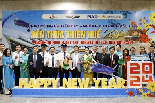 Đón đoàn khách đầu tiên đến Huế bằng đường hàng không năm 2024