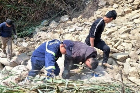 Tìm thấy thi thể lái xe chìm dưới lòng hồ thủy điện